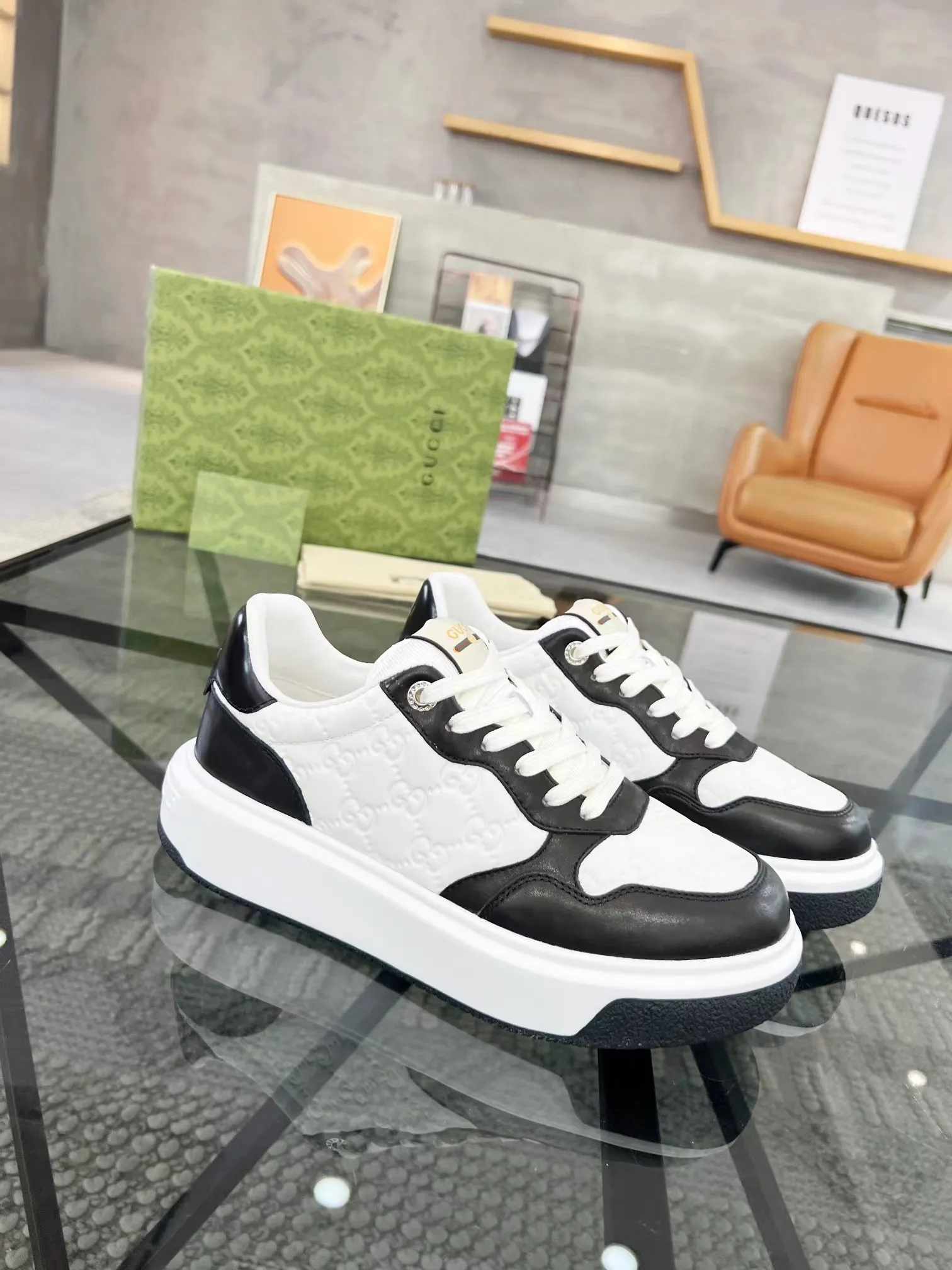 P440 new men's shoes GUCCI [Lightning] latest shoes are shipped. Original quality, fashionable, made of special materials, sheepskin lining, brand new packaging. The foot feels super comfortable and the workmanship is impeccable. Size: Male 38-45.